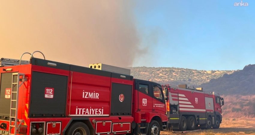 İzmir'in Foça ilçesinde, Deniz Üs Komutanlığı yakınlarında çıkan orman yangınına
