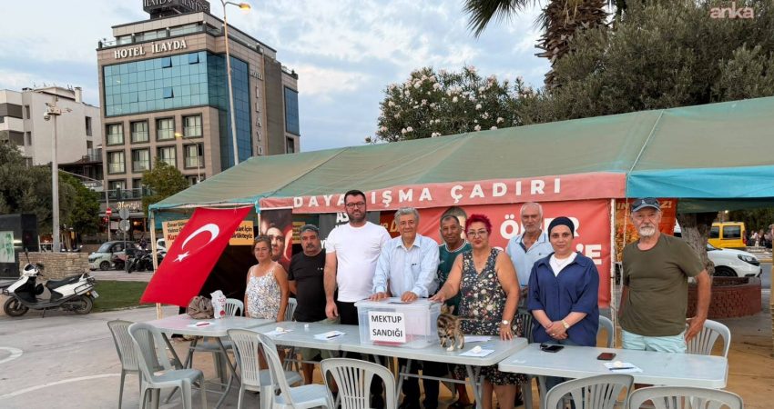 Gazeteci ve yazar Mustafa Balbay, Kuşadası Belediyesi tarafından düzenlenen imza