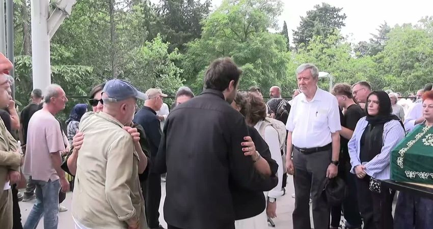 74 yaşında yaşamını yitiren gazeteci-yazar Halit Kakınç, Karacaahmet Şakirin Camisi’nde
