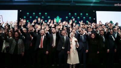 Gelecek Partisi'nin bugün yapılan olağanüstü kongresinde "siyasi faaliyetlere son verme
