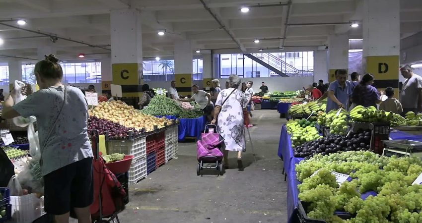 “Gelir düşük, fiyatlar yüksek”… Vatandaştan tepki: Maaş yetmiyor. Üç dört kırmızı biber ve salatalık, meyvenin yanına yaklaşılmıyor İzmir’de vatandaşlar gelirlerinin düşük olması ve artan fiyatlar nedeniyle