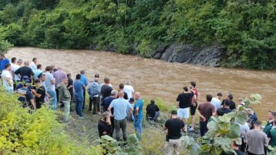 Giresun’un Görele ilçesine etkili olan şiddetli yağışın ardından taşan dereye