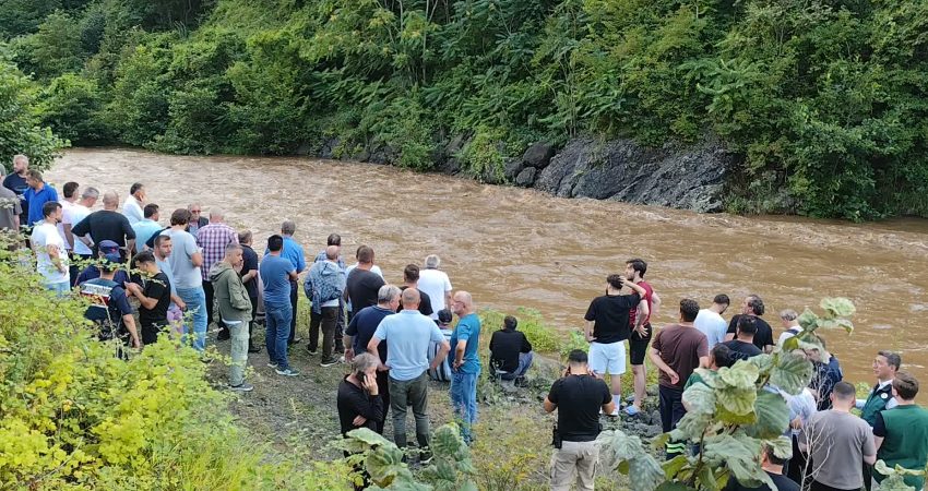 Giresun’un Görele ilçesine etkili olan şiddetli yağışın ardından taşan dereye