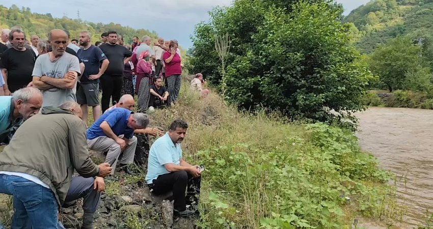 Giresun’un Görele ilçesinde dere kenarında piknik yaptıkları sırada taşkın sularına