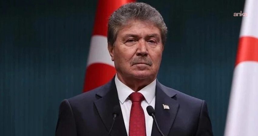 KKTC Başbakanı Ünal Üstel, Girne açıklarında 267 kişiyi taşıyan feribotun