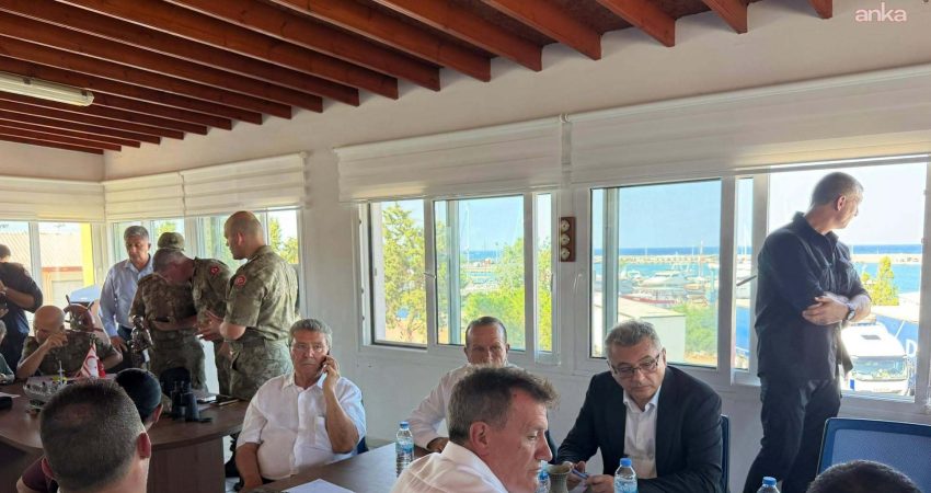 Girne’deki alabora olan gemi için Kriz Masası toplandı KKTC Başbakanı Ünal Üstel, Kriz Masası toplantısında Girne'de alabora olan