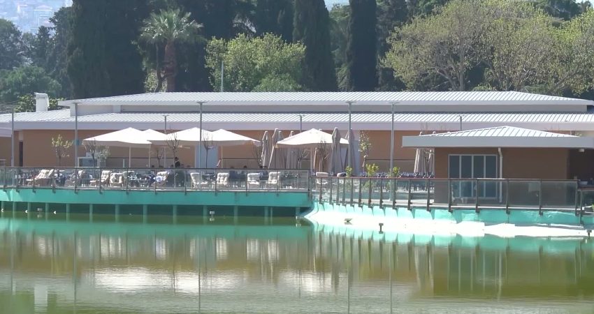 Göl Gazinosu geçmişin ruhunu geleceğe taşıyor İzmir Büyükşehir Belediyesi tarafından "özgün mimarisine sadık kalınarak" yeniden inşa