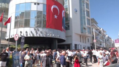 Görevine iade edilen Balçova Belediye Başkanı Onur Yiğit, belediye binasına