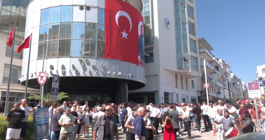 Görevine iade edilen Balçova Belediye Başkanı Yiğit, mesaisine başladı Görevine iade edilen Balçova Belediye Başkanı Onur Yiğit, belediye binasına