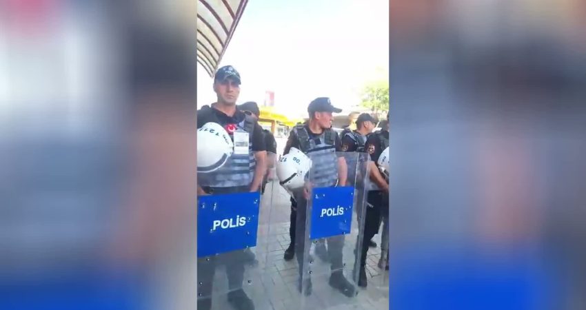 Gözaltında olan Bağımsız Maden-İş Sendikası'na bağlı işçilerin eşleri ile Akköprü
