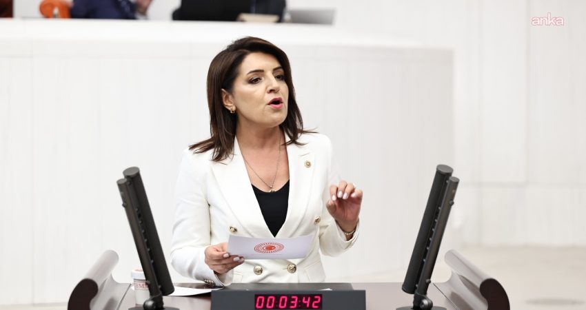 Gülcan Kış: “Mehmet Şimşek’in kemer sıkma politikası Hazine’ye değil, emekliye, işçiye, çiftçiye ve dar gelirliye uygulandı” CHP Mersin Milletvekili Gülcan Kış, Hazine ve Maliye Bakanlığı'nın 2026 yılının
