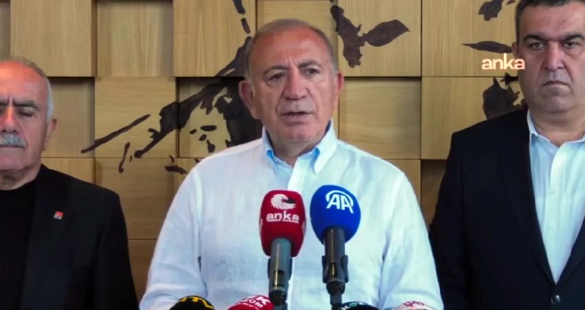 CHP İstanbul İl Başkanı Gürsel Tekin, CHP'ye yeni üyelerin katıldığını