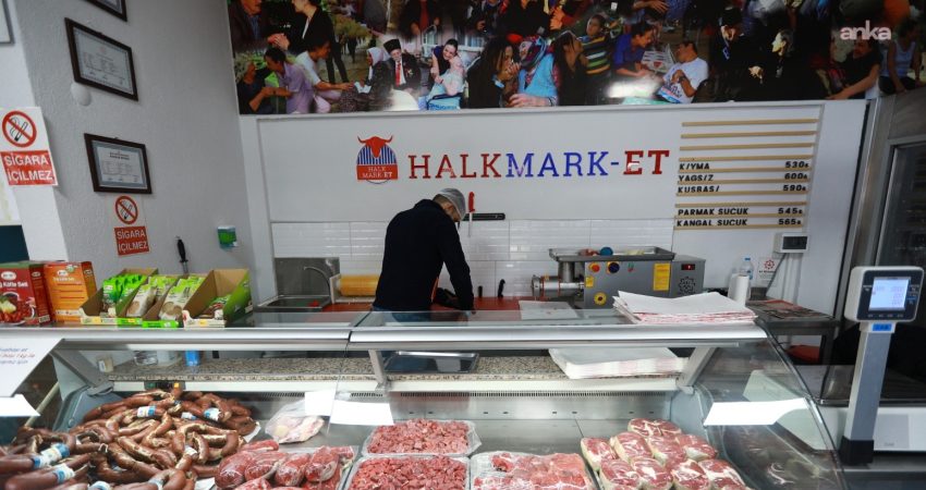 Halk Mark- Et, uygun fiyatlı gıda ürünlerini vatandaşla buluşturmaya devam ediyor Selçuk Belediyesi’nin sosyal belediyecilik projelerinden Halk Mark-Et, uygun fiyatlı ve