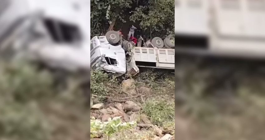 Hatay'ın Dörtyol ilçesinde Bülke Yaylası mevkisinde uçuruma yuvarlanan kamyonda bulunan