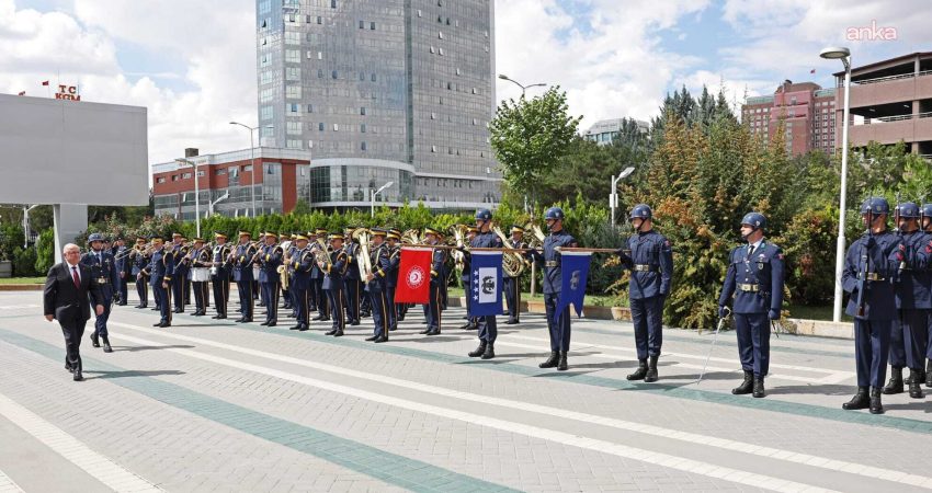 Milli Savunma Bakanı Yaşar Güler, Hava Kuvvetleri Komutanlığında düzenlenen devir