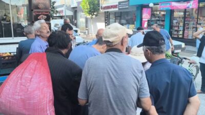 Osmaniye'nin Kadirli ilçesinde bir hayırsever tarafından dağıtılan böreğe vatandaşlar akın