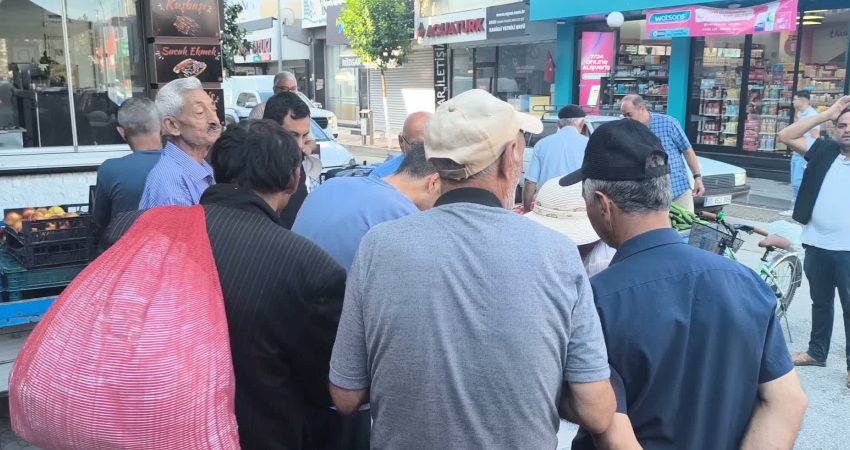 Hayır için dağıtılan bedava böreğe yurttaş akın etti: “En son geçen sene aldım yedim” Osmaniye'nin Kadirli ilçesinde bir hayırsever tarafından dağıtılan böreğe vatandaşlar akın