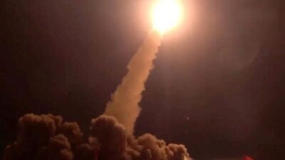 Yemenli Husilerin, ülkenin orta kesimindeki askeri kamplara balistik füze ve
