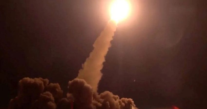 Yemenli Husilerin, ülkenin orta kesimindeki askeri kamplara balistik füze ve