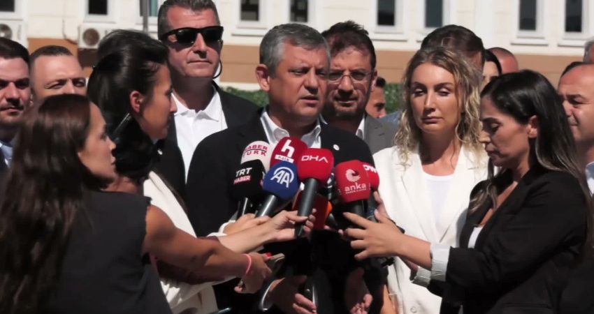 İBB Davası’nın ikinci celsesi… Özgür Özel: “Tarih önünde teessüf ediyorum. Hepimizin haysiyetini ve hukukunu milletimize emanet ediyorum” YENİ Parti Genel Başkanı Özgür Özel, İBB Davası’nın ikinci celsesi