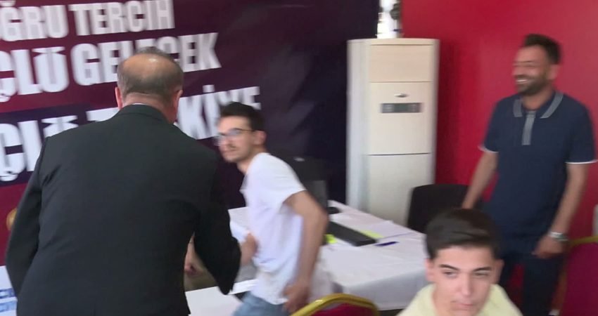 İBB Başkanvekili Nuri Aslan, Bağcılar Meydanı’na kurulan Üniversite Tercih Dayanışma