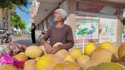 Iğdır'da at arabasıyla kavun satan Kirman Dönmez, söylediği şarkı ve