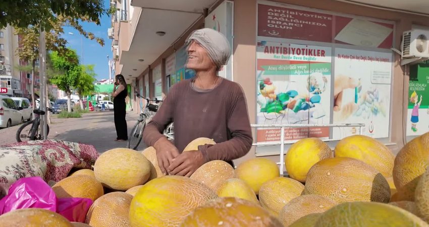 Iğdır'da at arabasıyla kavun satan Kirman Dönmez, söylediği şarkı ve