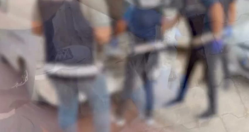 Isparta'da düzenlenen operasyonda bir araçta yapılan aramada 165 tabanca, 4