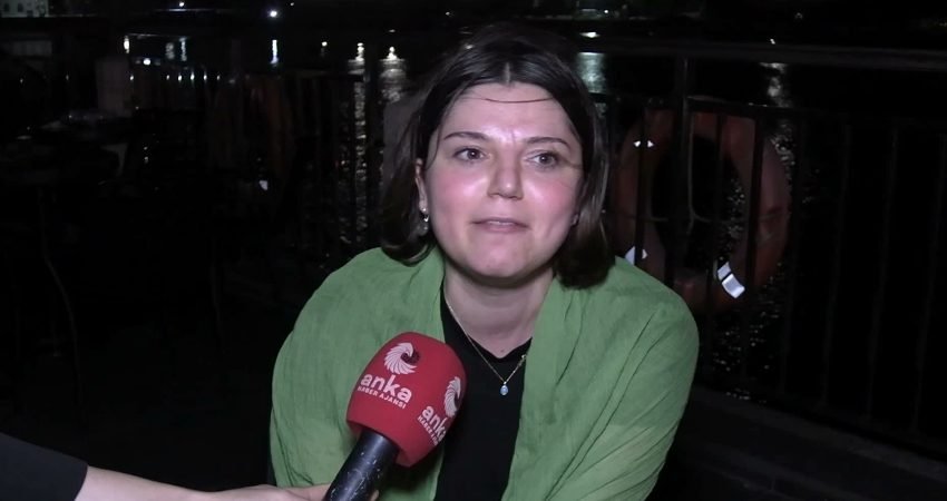 İstanbul Büyükşehir Belediyesi Kültür AŞ, İstanbul Kitapçısı Kadıköy şubesi terasında