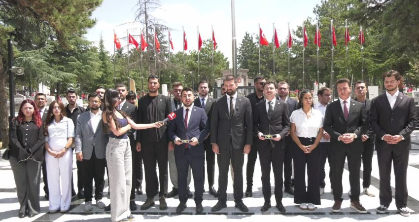İYİ Parti Gençlik Kolları üyeleri "çerçeve yasa" teklifine tepki amacıyla