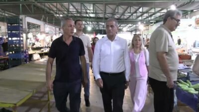 İYİ Parti İzmir Milletvekili Hüsmen Kırkpınar, Çiğli'de gerçekleştirdiği pazar ziyaretinde
