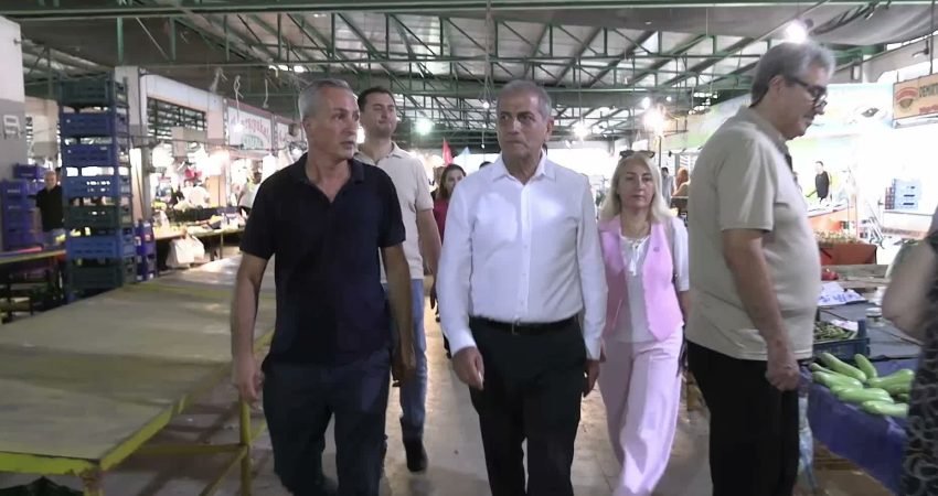 İYİ Parti İzmir Milletvekili Hüsmen Kırkpınar, Çiğli'de gerçekleştirdiği pazar ziyaretinde