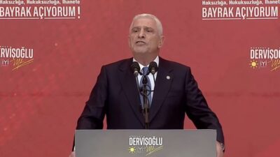İYİ Parti’nin Balıkesir’de düzenlediği “İhanete karşı bayrak açıyorum” mitinginde konuşan