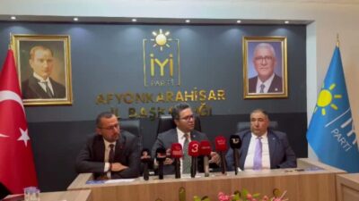 İYİ Parti Afyonkarahisar İl Başkanlığı'nda bir şehidin botunun camekanda sergilendiğini