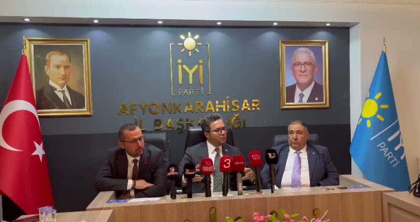 İYİ Partili Yılmaz: Biz büyük ailemiz mutlu olsun, kimse kimseden ayrı gayrı görülmesin, bu memleketin dirliği, düzeni bozulmasın isteyenleriz İYİ Parti Afyonkarahisar İl Başkanlığı'nda bir şehidin botunun camekanda sergilendiğini
