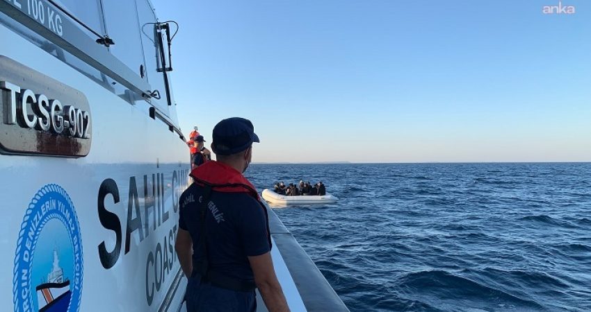 İzmir'in Çeşme ilçesi açıklarında Yunan unsurları tarafından Türk karasularına itilen