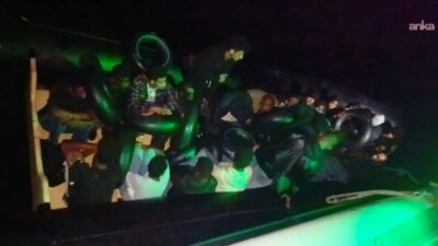 İzmir'in Çeşme ve Karaburun ilçesi açıklarında lastik bot içerisinde bulunan