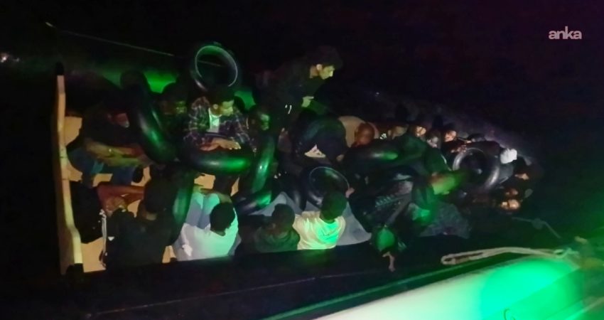 İzmir'in Çeşme ve Karaburun ilçesi açıklarında lastik bot içerisinde bulunan