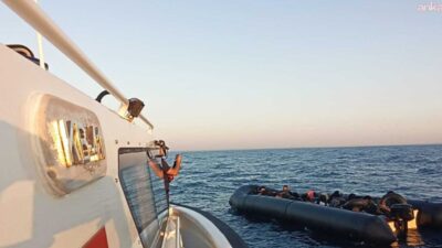 İzmir'in Seferihisar ve Karaburun ilçeleri açıklarında Sahil Güvenlik Komutanlığı ekiplerince