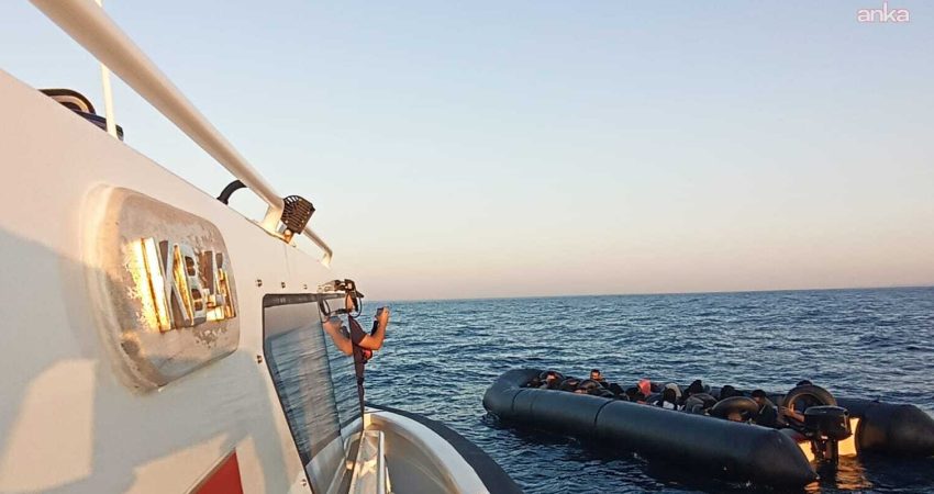 İzmir'in Seferihisar ve Karaburun ilçeleri açıklarında Sahil Güvenlik Komutanlığı ekiplerince