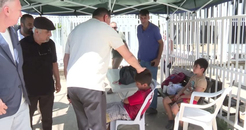 İzmir Büyükşehir Belediye Başkanı Cemil Tugay, Konak Pazaryeri Mahallesi'nde kurulan