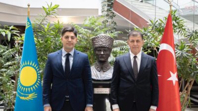 İzmir Büyükşehir Belediye Başkanı Cemil Tugay ile beraberindeki İzmir heyeti,