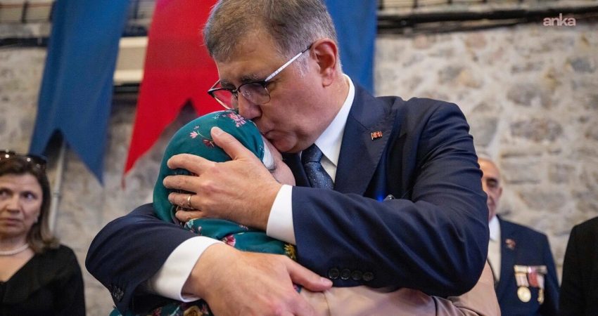 İzmir Büyükşehir Belediyesi, ihtiyaç sahibi emeklilere yönelik Emekli Desteği Programı’nı