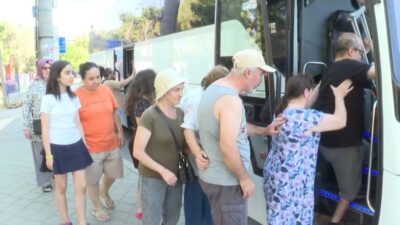 İzmir Büyükşehir Belediyesi, yaz aylarında farklı engel gruplarından yurttaşları denizle