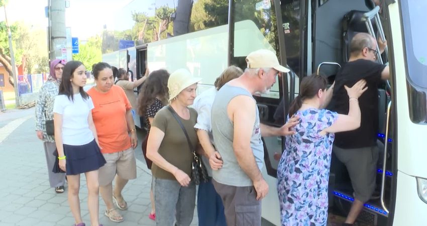 İzmir Büyükşehir Belediyesi, yaz aylarında farklı engel gruplarından yurttaşları denizle