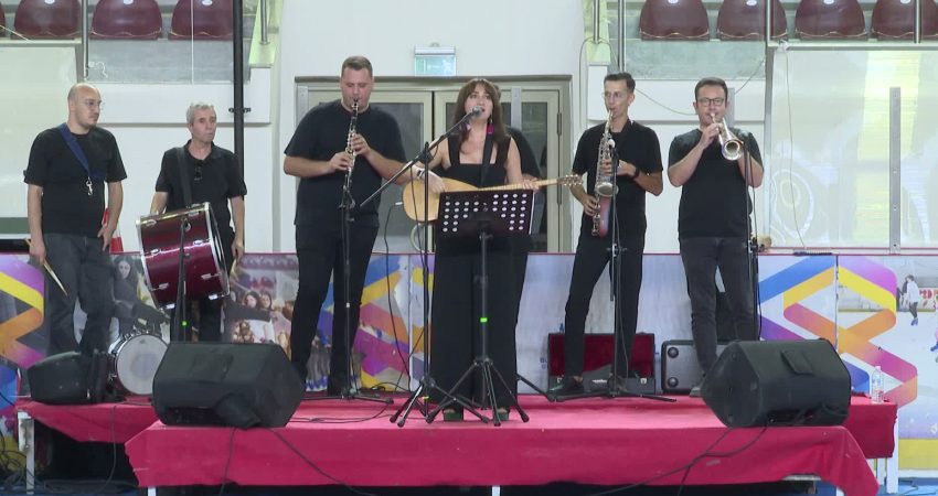 İzmir Büyükşehir Belediyesi’nin Balkan dansları kursunda final İzmir Büyükşehir Belediyesi tarafından ilk kez düzenlenen ve 18-50 yaş