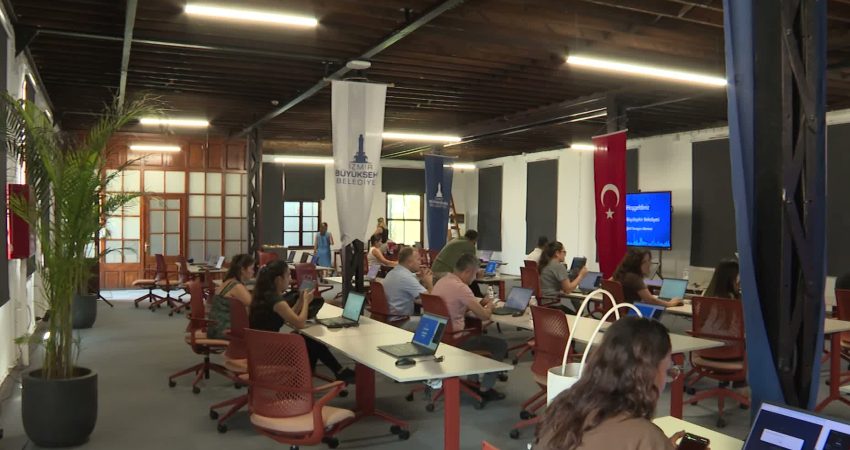 İzmir Büyükşehir’den esnaf temsilcilerine yapay zekâ eğitimi İzmir Büyükşehir Belediyesi, belediye personeli ile İzmir Esnaf ve Sanatkârlar