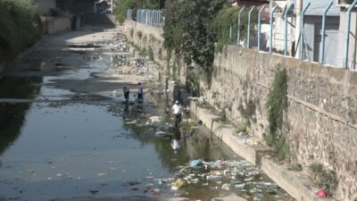 İzmir Büyükşehir Belediyesi, kent merkezindeki 88 derede 92 kilometrelik temizlik