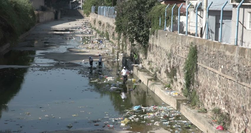 İzmir Büyükşehir’den insan kaynaklı kirliliğe karşı duyarlılık çağrısı İzmir Büyükşehir Belediyesi, kent merkezindeki 88 derede 92 kilometrelik temizlik