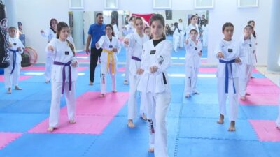 İzmir Büyükşehir Belediyesi’nin yaz okullarından yararlanan binlerce çocuk tatilde eğlenip